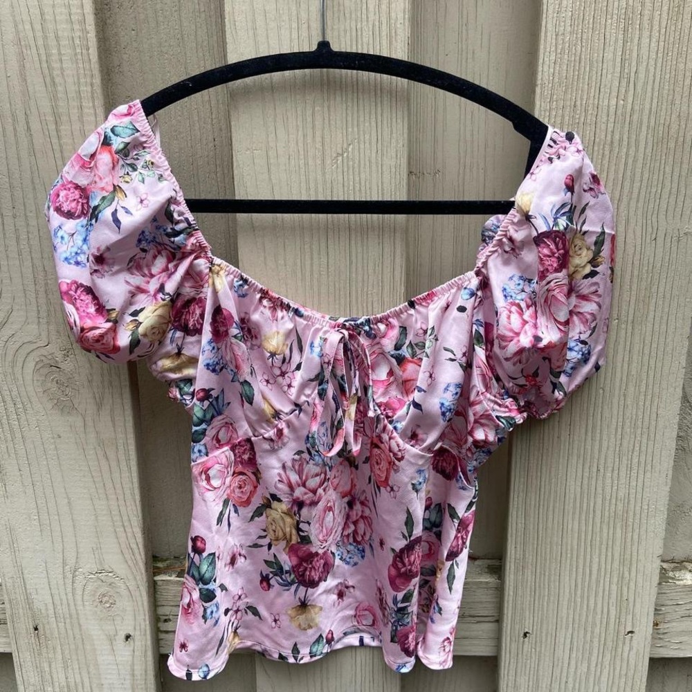 Simple and dainty crop top